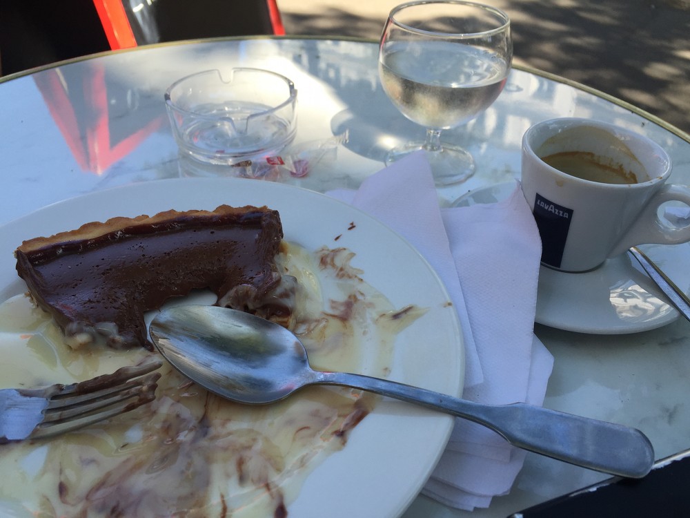 Pause in Paris Pause genießen mit den Blitzlichtern von Lebensfreude-Begeisterung